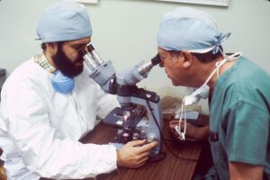 بررسی هم‌زمان نمونه بافتی توسط دو متخصص تحت یک میکروسکوپ دارای دو عدسی چشمی برای تشخیص سرطان