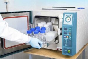 قرار دادن بطریهای پلاستیکی در اتوکلاو برای استریل کردن